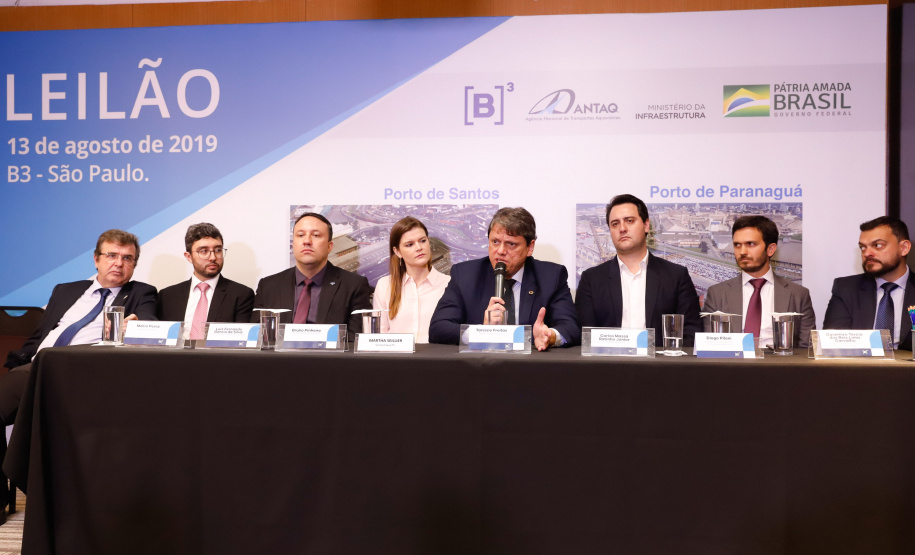 O Paraná é o primeiro Estado do Brasil a receber autonomia para administrar contratos de exploração de áreas dos portos organizados. O convênio de delegação de competência foi formalizado nesta terça-feira (13), na Bolsa de Valores de São Paulo (Bovespa), pelo ministro da Infraestrutura, Tarcísio de Freitas, e pelo governador Carlos Massa Ratinho Junior.