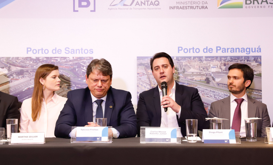 O Paraná é o primeiro Estado do Brasil a receber autonomia para administrar contratos de exploração de áreas dos portos organizados. O convênio de delegação de competência foi formalizado nesta terça-feira (13), na Bolsa de Valores de São Paulo (Bovespa), pelo ministro da Infraestrutura, Tarcísio de Freitas, e pelo governador Carlos Massa Ratinho Junior.