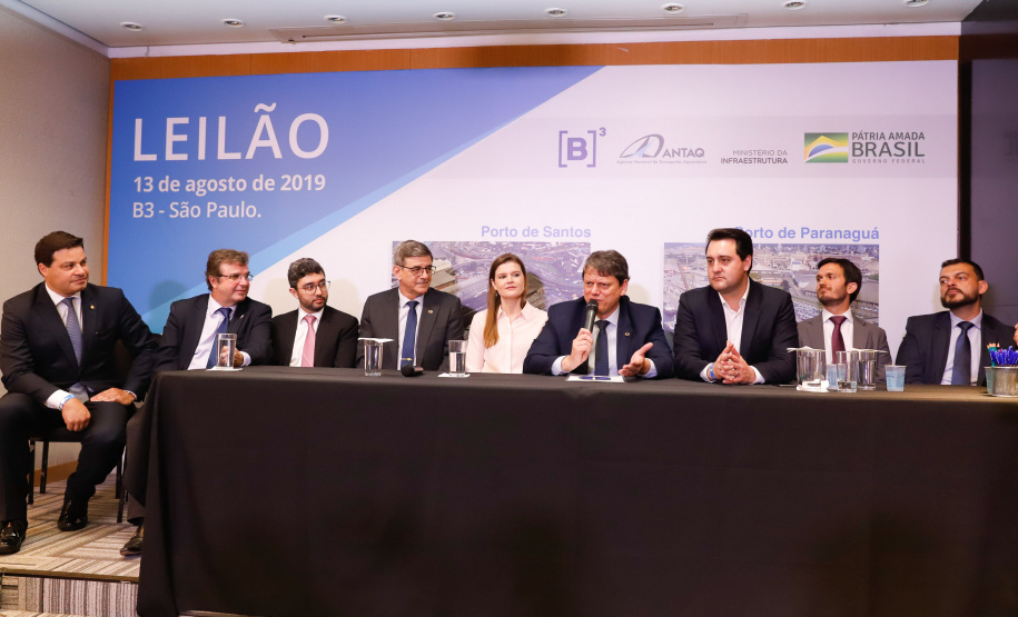 O Paraná é o primeiro Estado do Brasil a receber autonomia para administrar contratos de exploração de áreas dos portos organizados. O convênio de delegação de competência foi formalizado nesta terça-feira (13), na Bolsa de Valores de São Paulo (Bovespa), pelo ministro da Infraestrutura, Tarcísio de Freitas, e pelo governador Carlos Massa Ratinho Junior.