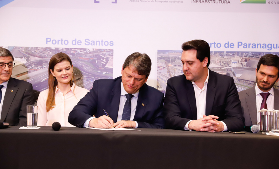 O Paraná é o primeiro Estado do Brasil a receber autonomia para administrar contratos de exploração de áreas dos portos organizados. O convênio de delegação de competência foi formalizado nesta terça-feira (13), na Bolsa de Valores de São Paulo (Bovespa), pelo ministro da Infraestrutura, Tarcísio de Freitas, e pelo governador Carlos Massa Ratinho Junior.