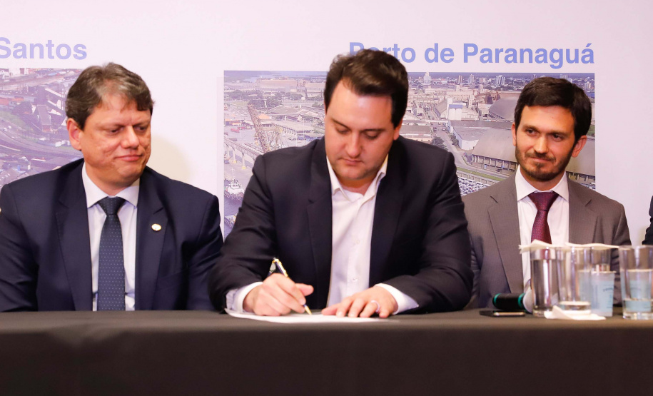 O Paraná é o primeiro Estado do Brasil a receber autonomia para administrar contratos de exploração de áreas dos portos organizados. O convênio de delegação de competência foi formalizado nesta terça-feira (13), na Bolsa de Valores de São Paulo (Bovespa), pelo ministro da Infraestrutura, Tarcísio de Freitas, e pelo governador Carlos Massa Ratinho Junior.