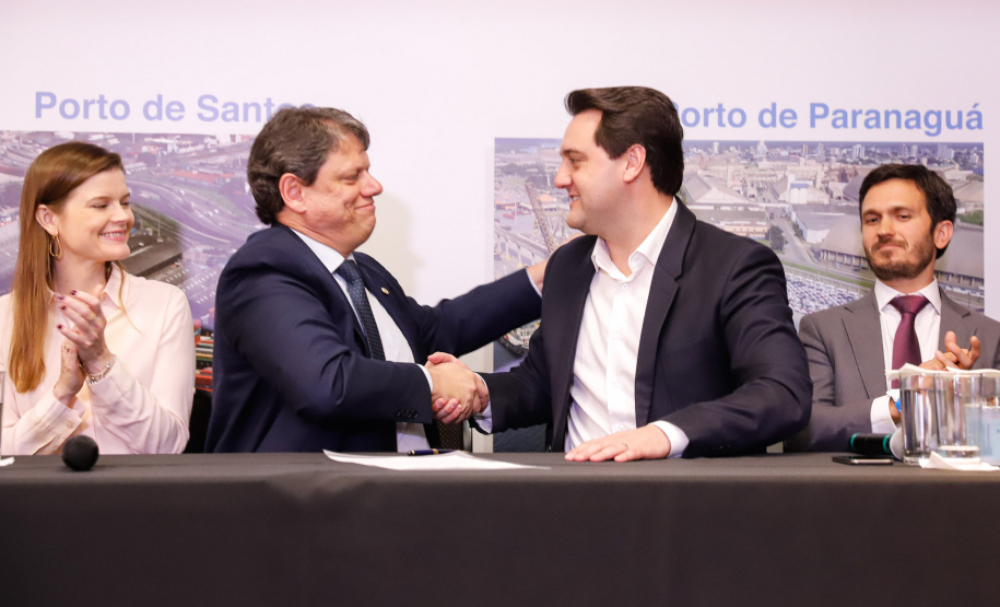 O Paraná é o primeiro Estado do Brasil a receber autonomia para administrar contratos de exploração de áreas dos portos organizados. O convênio de delegação de competência foi formalizado nesta terça-feira (13), na Bolsa de Valores de São Paulo (Bovespa), pelo ministro da Infraestrutura, Tarcísio de Freitas, e pelo governador Carlos Massa Ratinho Junior.