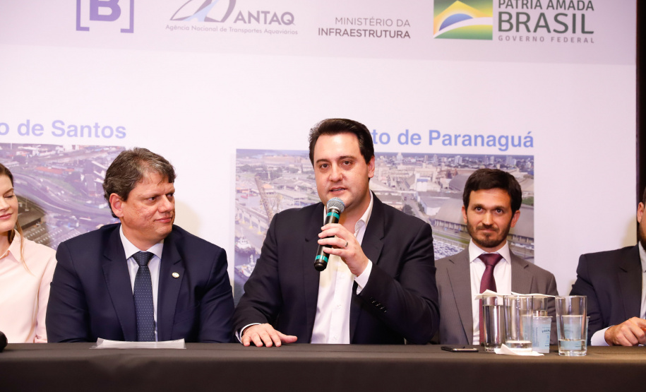 O Paraná é o primeiro Estado do Brasil a receber autonomia para administrar contratos de exploração de áreas dos portos organizados. O convênio de delegação de competência foi formalizado nesta terça-feira (13), na Bolsa de Valores de São Paulo (Bovespa), pelo ministro da Infraestrutura, Tarcísio de Freitas, e pelo governador Carlos Massa Ratinho Junior.