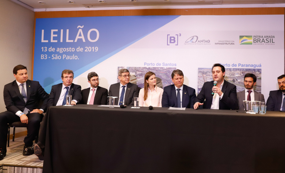 O Paraná é o primeiro Estado do Brasil a receber autonomia para administrar contratos de exploração de áreas dos portos organizados. O convênio de delegação de competência foi formalizado nesta terça-feira (13), na Bolsa de Valores de São Paulo (Bovespa), pelo ministro da Infraestrutura, Tarcísio de Freitas, e pelo governador Carlos Massa Ratinho Junior.