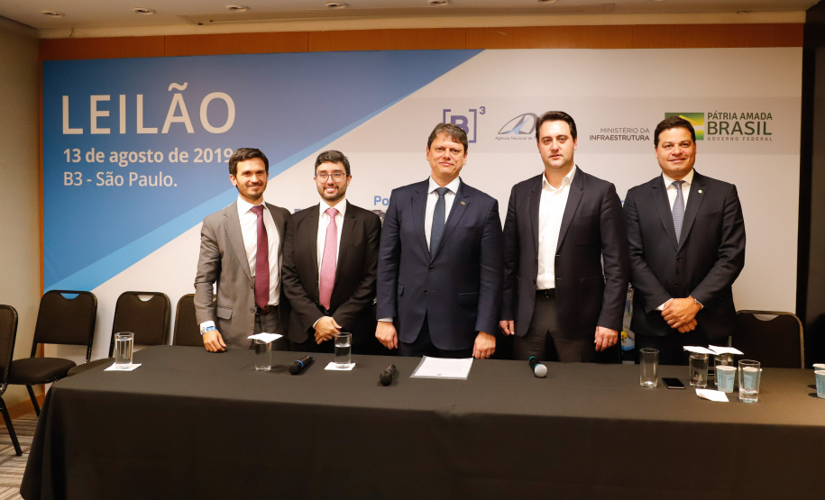 O Paraná é o primeiro Estado do Brasil a receber autonomia para administrar contratos de exploração de áreas dos portos organizados. O convênio de delegação de competência foi formalizado nesta terça-feira (13), na Bolsa de Valores de São Paulo (Bovespa), pelo ministro da Infraestrutura, Tarcísio de Freitas, e pelo governador Carlos Massa Ratinho Junior.