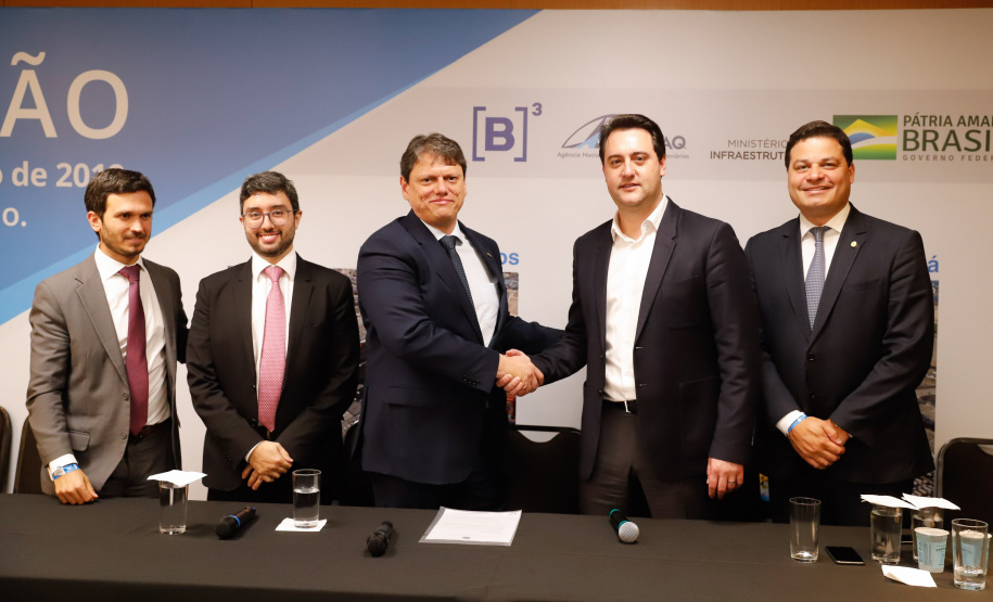 O Paraná é o primeiro Estado do Brasil a receber autonomia para administrar contratos de exploração de áreas dos portos organizados. O convênio de delegação de competência foi formalizado nesta terça-feira (13), na Bolsa de Valores de São Paulo (Bovespa), pelo ministro da Infraestrutura, Tarcísio de Freitas, e pelo governador Carlos Massa Ratinho Junior.