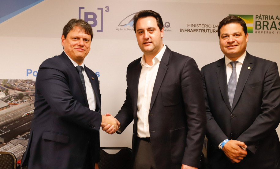 O Paraná é o primeiro Estado do Brasil a receber autonomia para administrar contratos de exploração de áreas dos portos organizados. O convênio de delegação de competência foi formalizado nesta terça-feira (13), na Bolsa de Valores de São Paulo (Bovespa), pelo ministro da Infraestrutura, Tarcísio de Freitas, e pelo governador Carlos Massa Ratinho Junior.