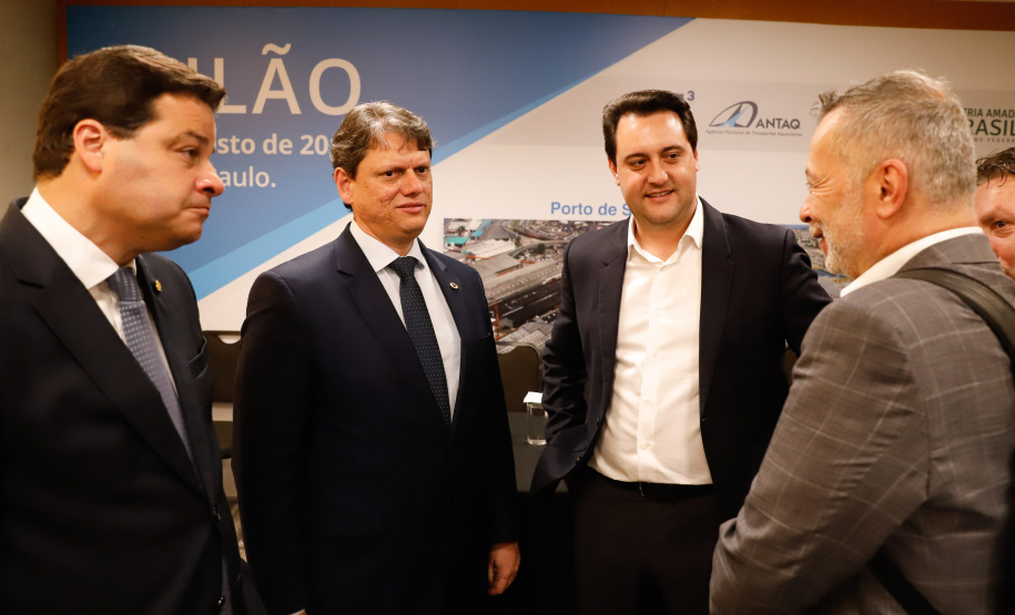 O Paraná é o primeiro Estado do Brasil a receber autonomia para administrar contratos de exploração de áreas dos portos organizados. O convênio de delegação de competência foi formalizado nesta terça-feira (13), na Bolsa de Valores de São Paulo (Bovespa), pelo ministro da Infraestrutura, Tarcísio de Freitas, e pelo governador Carlos Massa Ratinho Junior.