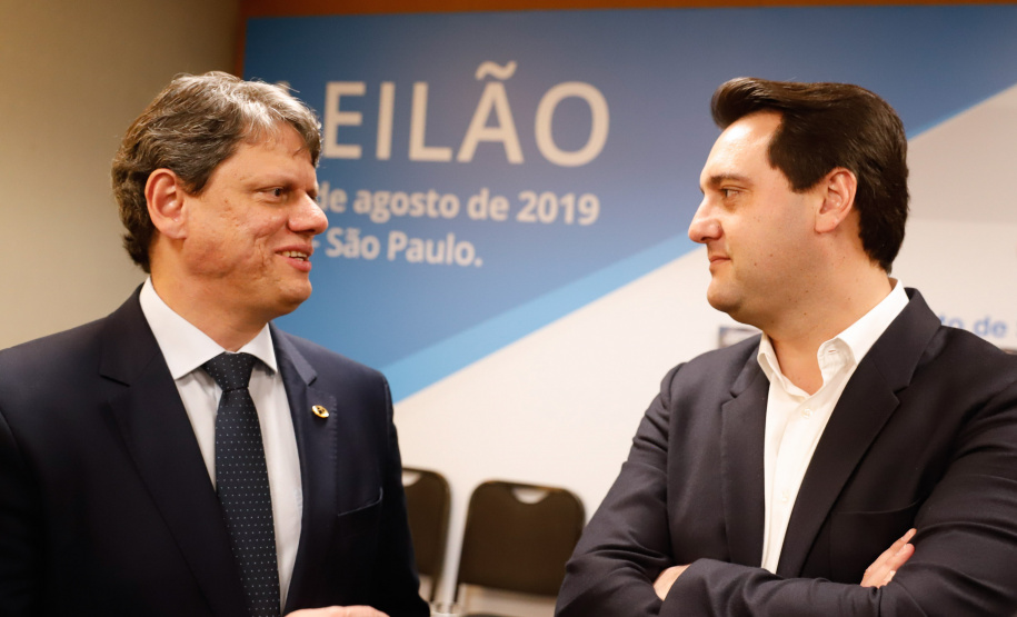 O Paraná é o primeiro Estado do Brasil a receber autonomia para administrar contratos de exploração de áreas dos portos organizados. O convênio de delegação de competência foi formalizado nesta terça-feira (13), na Bolsa de Valores de São Paulo (Bovespa), pelo ministro da Infraestrutura, Tarcísio de Freitas, e pelo governador Carlos Massa Ratinho Junior.