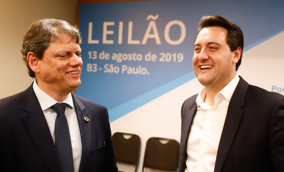 O Paraná é o primeiro Estado do Brasil a receber autonomia para administrar contratos de exploração de áreas dos portos organizados. O convênio de delegação de competência foi formalizado nesta terça-feira (13), na Bolsa de Valores de São Paulo (Bovespa), pelo ministro da Infraestrutura, Tarcísio de Freitas, e pelo governador Carlos Massa Ratinho Junior.