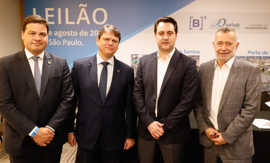 O Paraná é o primeiro Estado do Brasil a receber autonomia para administrar contratos de exploração de áreas dos portos organizados. O convênio de delegação de competência foi formalizado nesta terça-feira (13), na Bolsa de Valores de São Paulo (Bovespa), pelo ministro da Infraestrutura, Tarcísio de Freitas, e pelo governador Carlos Massa Ratinho Junior.