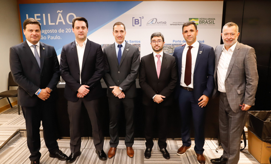 O Paraná é o primeiro Estado do Brasil a receber autonomia para administrar contratos de exploração de áreas dos portos organizados. O convênio de delegação de competência foi formalizado nesta terça-feira (13), na Bolsa de Valores de São Paulo (Bovespa), pelo ministro da Infraestrutura, Tarcísio de Freitas, e pelo governador Carlos Massa Ratinho Junior.