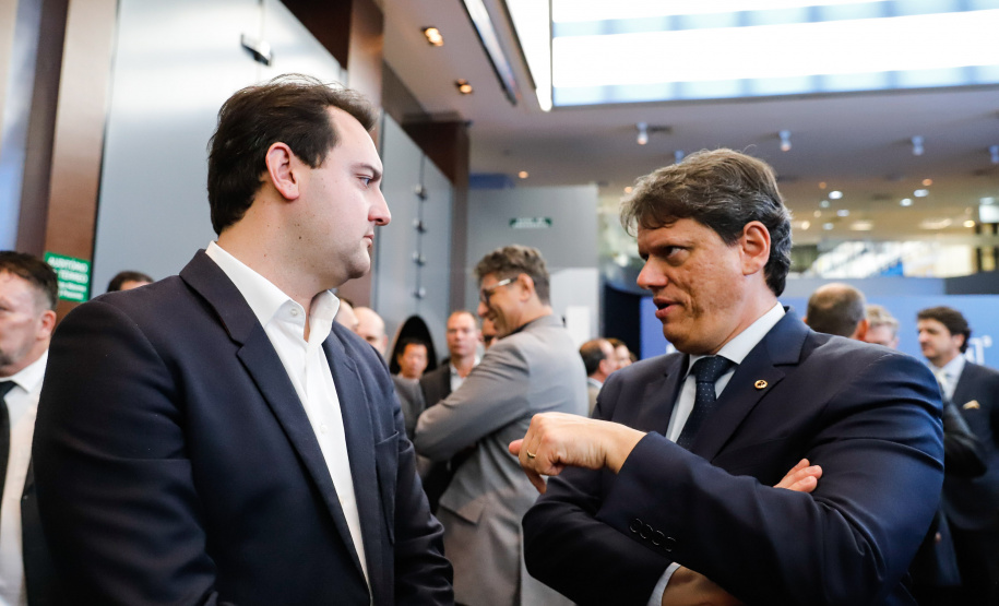 O governador Carlos Massa Ratinho Junior e o ministro da Infraestrutura, Tarcísio de Freitas, assinaram nesta terça-feira (13) um memorando de entendimento para o início de um trabalho conjunto de modelagem do novo programa de concessões de rodovias que cortam o Paraná. Foto: Rodrigo Felix Leal