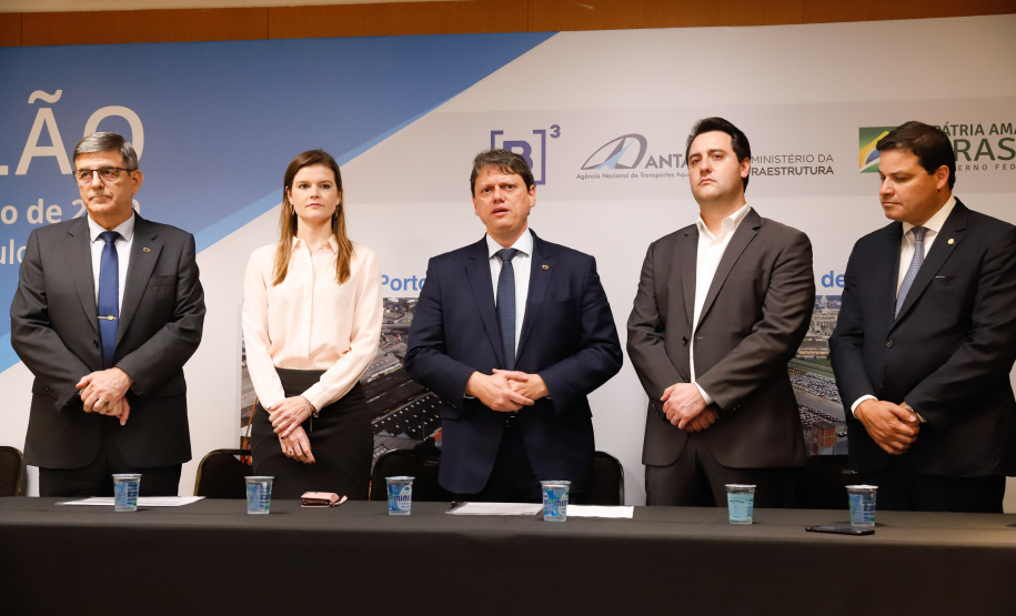 O governador Carlos Massa Ratinho Junior e o ministro da Infraestrutura, Tarcísio de Freitas, assinaram nesta terça-feira (13) um memorando de entendimento para o início de um trabalho conjunto de modelagem do novo programa de concessões de rodovias que cortam o Paraná.