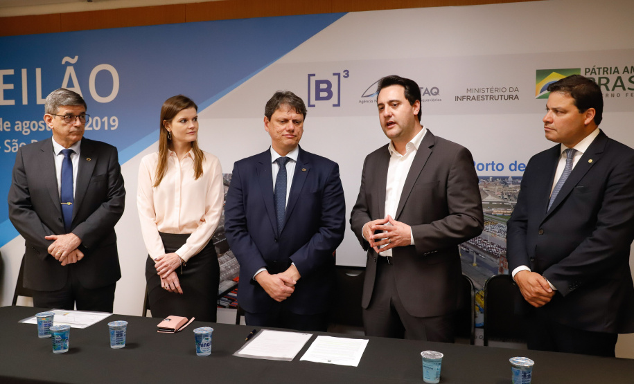 O governador Carlos Massa Ratinho Junior e o ministro da Infraestrutura, Tarcísio de Freitas, assinaram nesta terça-feira (13) um memorando de entendimento para o início de um trabalho conjunto de modelagem do novo programa de concessões de rodovias que cortam o Paraná.