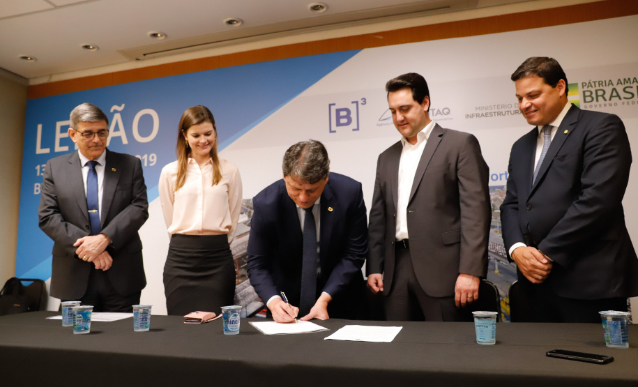 O governador Carlos Massa Ratinho Junior e o ministro da Infraestrutura, Tarcísio de Freitas, assinaram nesta terça-feira (13) um memorando de entendimento para o início de um trabalho conjunto de modelagem do novo programa de concessões de rodovias que cortam o Paraná.
