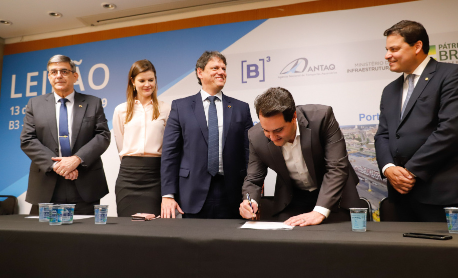 O governador Carlos Massa Ratinho Junior e o ministro da Infraestrutura, Tarcísio de Freitas, assinaram nesta terça-feira (13) um memorando de entendimento para o início de um trabalho conjunto de modelagem do novo programa de concessões de rodovias que cortam o Paraná.