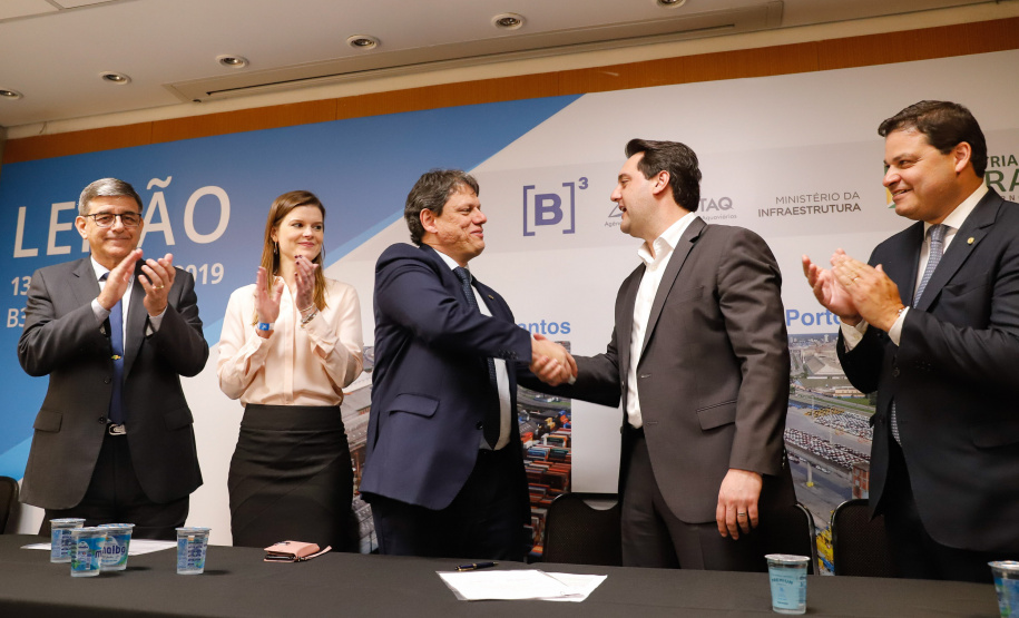 O governador Carlos Massa Ratinho Junior e o ministro da Infraestrutura, Tarcísio de Freitas, assinaram nesta terça-feira (13) um memorando de entendimento para o início de um trabalho conjunto de modelagem do novo programa de concessões de rodovias que cortam o Paraná.