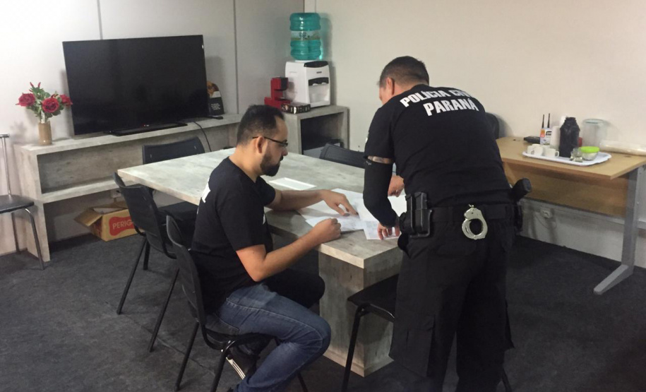 A Polícia Civil do Paraná (PCPR) cumpriu 11 mandados de busca e apreensão nesta terça-feira (13) em endereços ligados a uma rede de pet shops. Sócios e funcionários da empresa são suspeitos por maus-tratos a animais, estelionato e falsificação de documentos privados. Foto: Divulgação/Polícia Civil