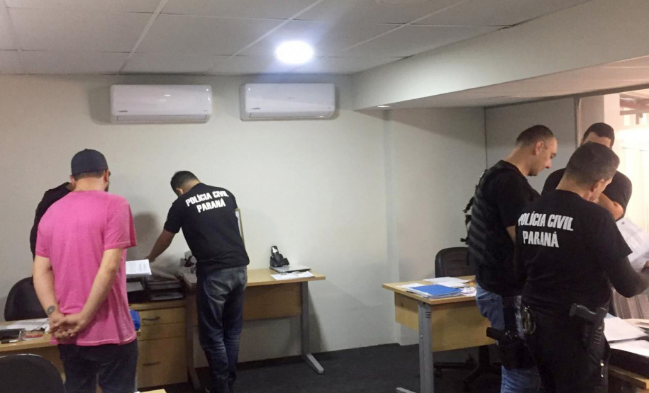 A Polícia Civil do Paraná (PCPR) cumpriu 11 mandados de busca e apreensão nesta terça-feira (13) em endereços ligados a uma rede de pet shops. Sócios e funcionários da empresa são suspeitos por maus-tratos a animais, estelionato e falsificação de documentos privados. Foto: Divulgação/Polícia Civil