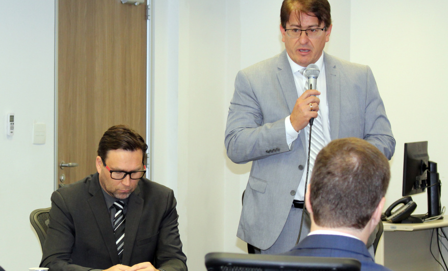 O secretário de Estado da Segurança Pública, Romulo Marinho Soares, assinou nesta terça-feira (13) dois convênios entre o Departamento Penitenciário do Paraná (Depen-PR) e outras duas instituições – a Faculdade de Pinhais (Fapi) e o Instituto Mundo Melhor. O objetivo dos termos firmados é levar serviços de educação e atendimento jurídico aos detentos do sistema prisional do Estado. Foto: Divulgação/SESP