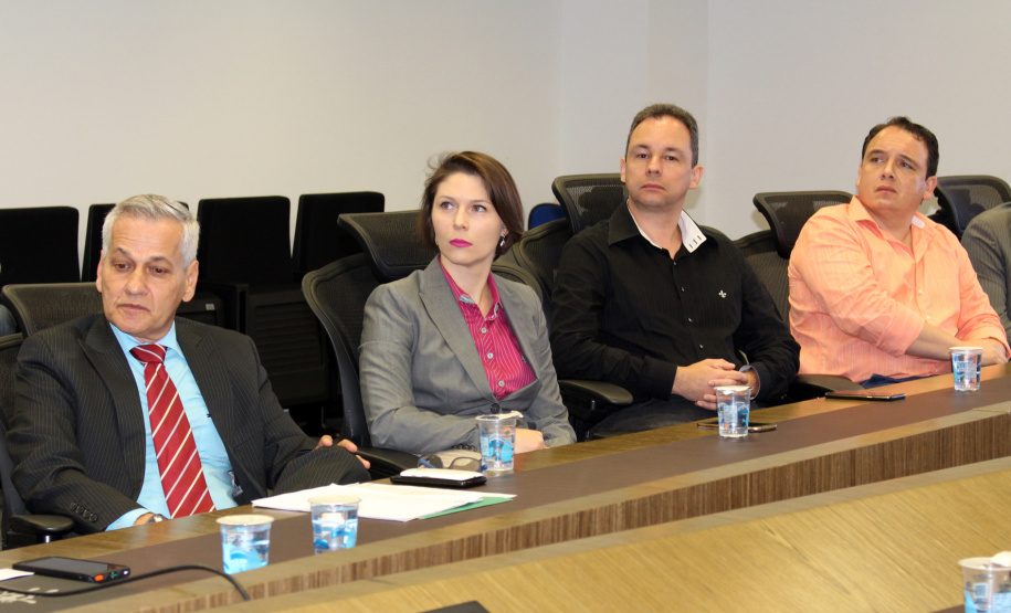 O secretário de Estado da Segurança Pública, Romulo Marinho Soares, assinou nesta terça-feira (13) dois convênios entre o Departamento Penitenciário do Paraná (Depen-PR) e outras duas instituições – a Faculdade de Pinhais (Fapi) e o Instituto Mundo Melhor. O objetivo dos termos firmados é levar serviços de educação e atendimento jurídico aos detentos do sistema prisional do Estado. Foto: Divulgação/SESP