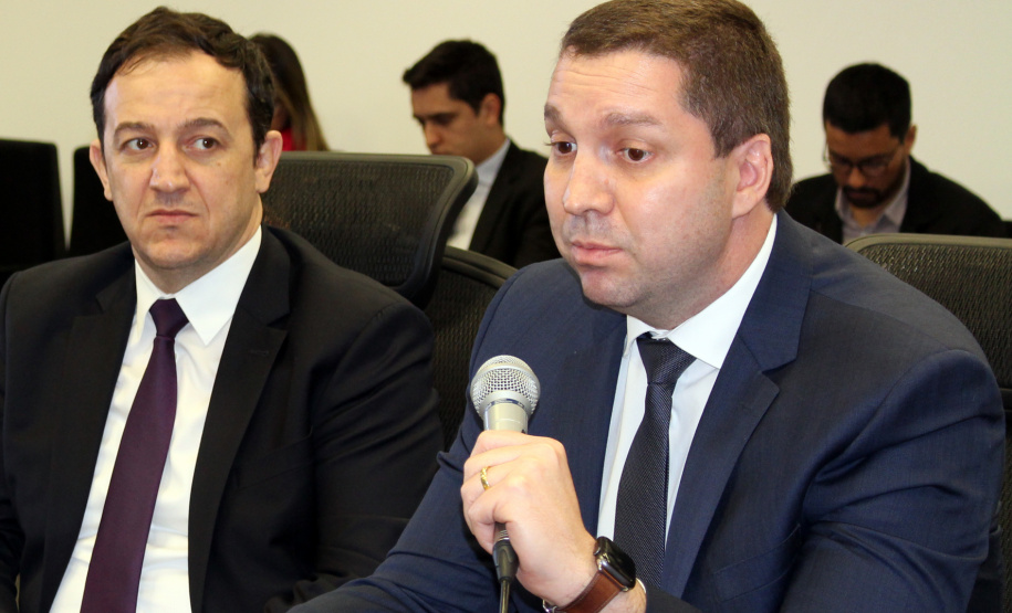 O secretário de Estado da Segurança Pública, Romulo Marinho Soares, assinou nesta terça-feira (13) dois convênios entre o Departamento Penitenciário do Paraná (Depen-PR) e outras duas instituições – a Faculdade de Pinhais (Fapi) e o Instituto Mundo Melhor. O objetivo dos termos firmados é levar serviços de educação e atendimento jurídico aos detentos do sistema prisional do Estado. Foto: Divulgação/SESP