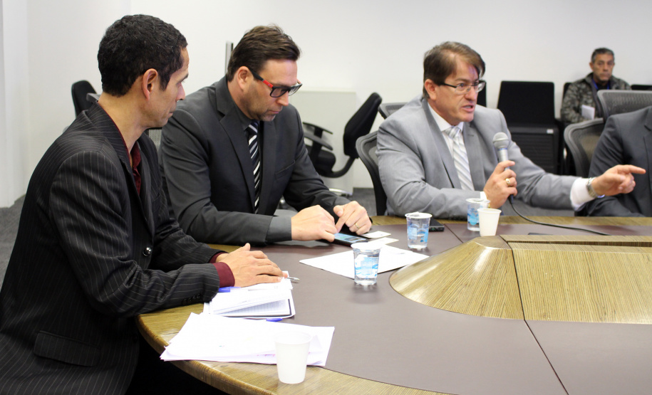 O secretário de Estado da Segurança Pública, Romulo Marinho Soares, assinou nesta terça-feira (13) dois convênios entre o Departamento Penitenciário do Paraná (Depen-PR) e outras duas instituições – a Faculdade de Pinhais (Fapi) e o Instituto Mundo Melhor. O objetivo dos termos firmados é levar serviços de educação e atendimento jurídico aos detentos do sistema prisional do Estado. Foto: Divulgação/SESP