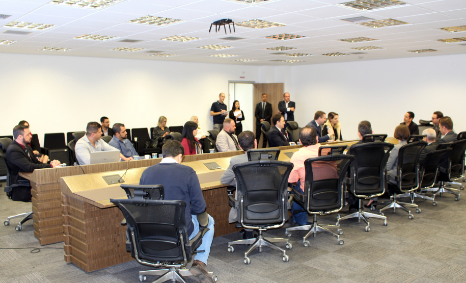 O secretário de Estado da Segurança Pública, Romulo Marinho Soares, assinou nesta terça-feira (13) dois convênios entre o Departamento Penitenciário do Paraná (Depen-PR) e outras duas instituições – a Faculdade de Pinhais (Fapi) e o Instituto Mundo Melhor. O objetivo dos termos firmados é levar serviços de educação e atendimento jurídico aos detentos do sistema prisional do Estado. Foto: Divulgação/SESP