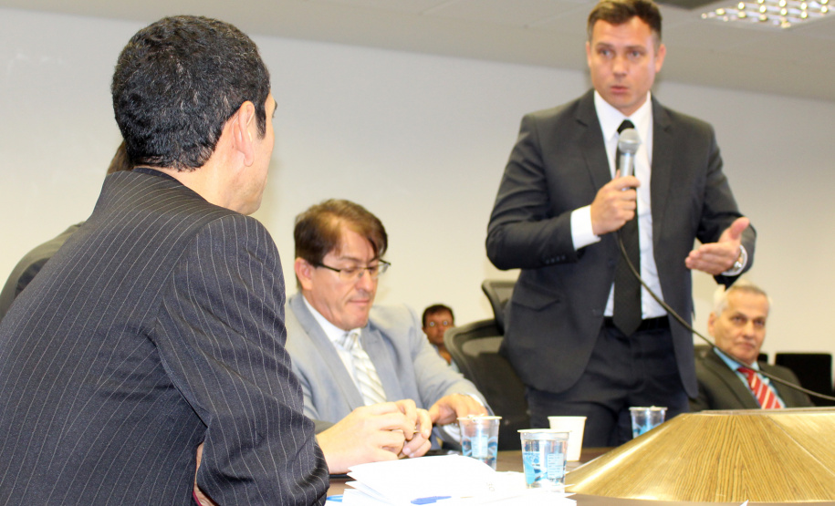 O secretário de Estado da Segurança Pública, Romulo Marinho Soares, assinou nesta terça-feira (13) dois convênios entre o Departamento Penitenciário do Paraná (Depen-PR) e outras duas instituições – a Faculdade de Pinhais (Fapi) e o Instituto Mundo Melhor. O objetivo dos termos firmados é levar serviços de educação e atendimento jurídico aos detentos do sistema prisional do Estado. Foto: Divulgação/SESP