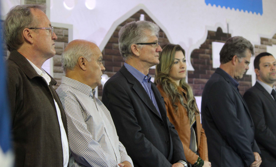 Nesta terça-feira (12), o Governo do Estado e o Banco do Brasil realizaram a entrega simbólica de equipamentos financiados pelo Programa Trator Solidário para os produtores Joelson Carneiro, de Castro; Simão Aziz Scheiffer Maluf, e Lucas Geraldo Moresco, ambos de Ipiranga; e Isais de Ávila, de Tibagi