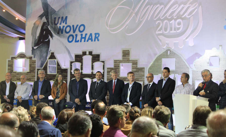 Nesta terça-feira (12), o Governo do Estado e o Banco do Brasil realizaram a entrega simbólica de equipamentos financiados pelo Programa Trator Solidário para os produtores Joelson Carneiro, de Castro; Simão Aziz Scheiffer Maluf, e Lucas Geraldo Moresco, ambos de Ipiranga; e Isais de Ávila, de Tibagi