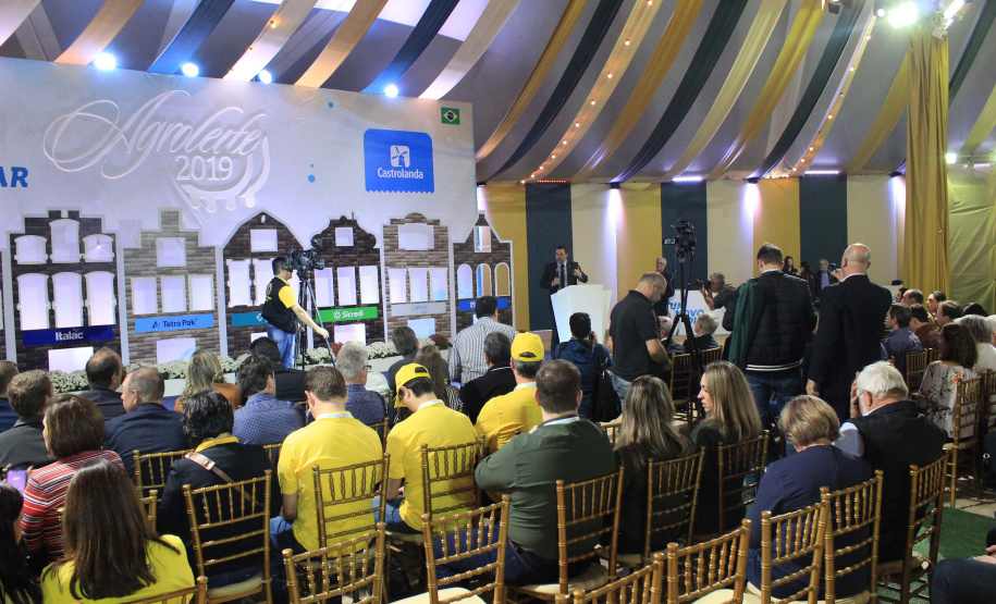 Nesta terça-feira (12), o Governo do Estado e o Banco do Brasil realizaram a entrega simbólica de equipamentos financiados pelo Programa Trator Solidário para os produtores Joelson Carneiro, de Castro; Simão Aziz Scheiffer Maluf, e Lucas Geraldo Moresco, ambos de Ipiranga; e Isais de Ávila, de Tibagi