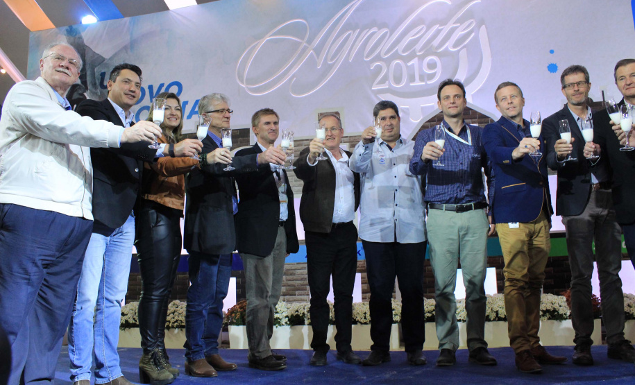 Nesta terça-feira (12), o Governo do Estado e o Banco do Brasil realizaram a entrega simbólica de equipamentos financiados pelo Programa Trator Solidário para os produtores Joelson Carneiro, de Castro; Simão Aziz Scheiffer Maluf, e Lucas Geraldo Moresco, ambos de Ipiranga; e Isais de Ávila, de Tibagi