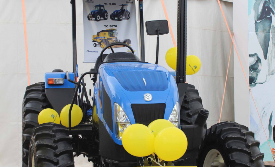 Nesta terça-feira (12), o Governo do Estado e o Banco do Brasil realizaram a entrega simbólica de equipamentos financiados pelo Programa Trator Solidário para os produtores Joelson Carneiro, de Castro; Simão Aziz Scheiffer Maluf, e Lucas Geraldo Moresco, ambos de Ipiranga; e Isais de Ávila, de Tibagi