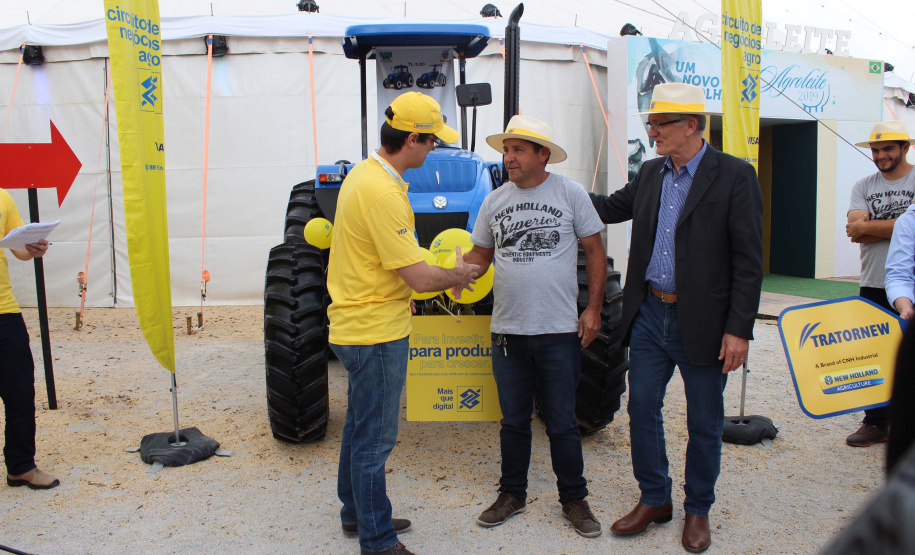 Nesta terça-feira (12), o Governo do Estado e o Banco do Brasil realizaram a entrega simbólica de equipamentos financiados pelo Programa Trator Solidário para os produtores Joelson Carneiro, de Castro; Simão Aziz Scheiffer Maluf, e Lucas Geraldo Moresco, ambos de Ipiranga; e Isais de Ávila, de Tibagi