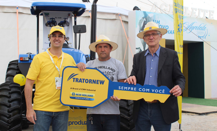 Nesta terça-feira (12), o Governo do Estado e o Banco do Brasil realizaram a entrega simbólica de equipamentos financiados pelo Programa Trator Solidário para os produtores Joelson Carneiro, de Castro; Simão Aziz Scheiffer Maluf, e Lucas Geraldo Moresco, ambos de Ipiranga; e Isais de Ávila, de Tibagi