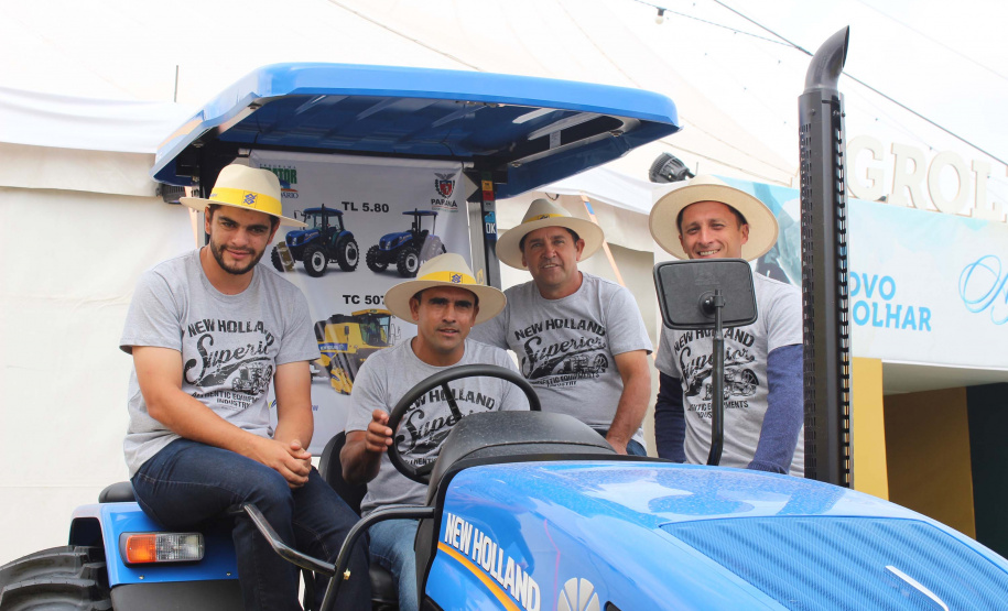 Nesta terça-feira (12), o Governo do Estado e o Banco do Brasil realizaram a entrega simbólica de equipamentos financiados pelo Programa Trator Solidário para os produtores Joelson Carneiro, de Castro; Simão Aziz Scheiffer Maluf, e Lucas Geraldo Moresco, ambos de Ipiranga; e Isais de Ávila, de Tibagi