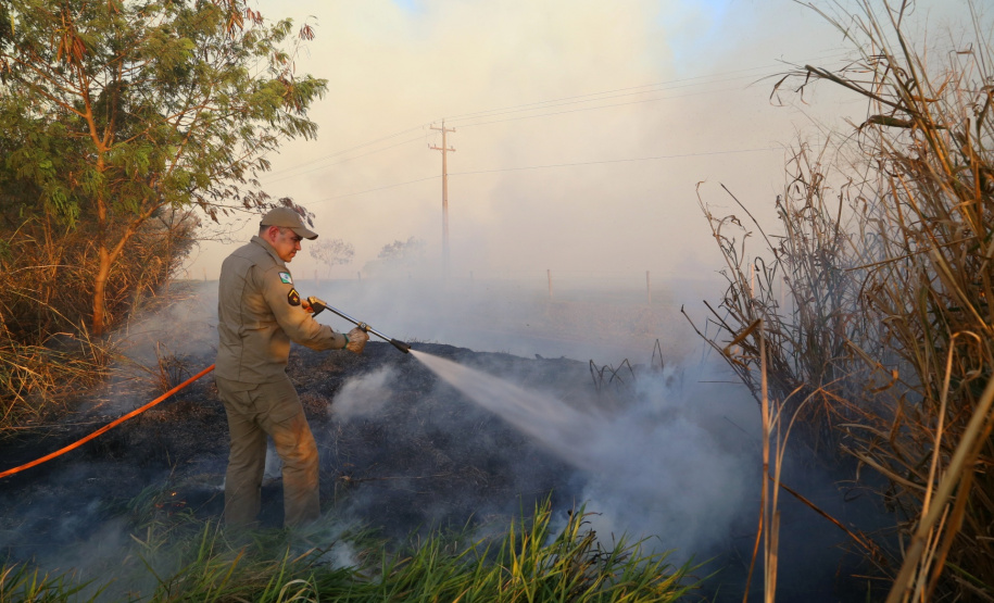 O Corpo de Bombeiros do Paraná reforçou o trabalho preventivo e de comunicação que desenvolve em todas as suas sedes regionais sobre os cuidados para evitar incêndios. O inverno é o período do ano que costuma registrar aumento no número de queimadas nas vegetações em função do clima seco, falta de chuvas e ventos fortes.