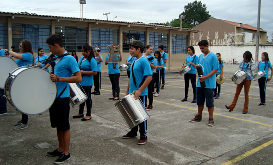 Fanfarras e bandas marciais de todo o Estado já podem se inscrever para o primeiro Festival de Fanfarras do Paraná, que vai identificar e reunir os grupos musicais formados em escolas, igrejas e comunidades de todas as cidades paranaenses. A ideia, proposta pelo governador Carlos Massa Ratinho Junior, é incentivar a cultura regional e a formação musical no Estado.Fanfarra do Colégio Estadual Mathias Jacomel, de Pinhais.Foto: Arquivo SEED