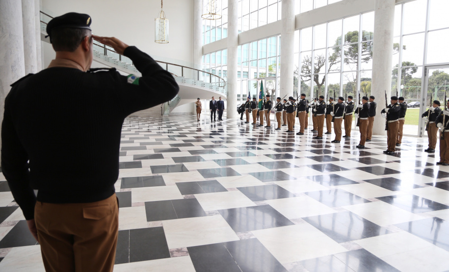 O vice-governador Darci Piana recebeu nesta quarta-feira (14), no Palácio Iguaçu, o embaixador da Nova Zelândia, Chris Langley, e reafirmou o interesse do Paraná em desenvolver projetos de cooperação nas áreas da agricultura, educação e turismo. Piana também apresentou os projetos estruturantes do Estado na área da infraestrutura, que envolvem melhorias em rodovias, ferrovias, portos e aeroportos.Foto: José Fernando Ogura/AEN