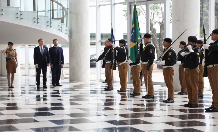 O vice-governador Darci Piana recebeu nesta quarta-feira (14), no Palácio Iguaçu, o embaixador da Nova Zelândia, Chris Langley, e reafirmou o interesse do Paraná em desenvolver projetos de cooperação nas áreas da agricultura, educação e turismo. Piana também apresentou os projetos estruturantes do Estado na área da infraestrutura, que envolvem melhorias em rodovias, ferrovias, portos e aeroportos.Foto: José Fernando Ogura/AEN