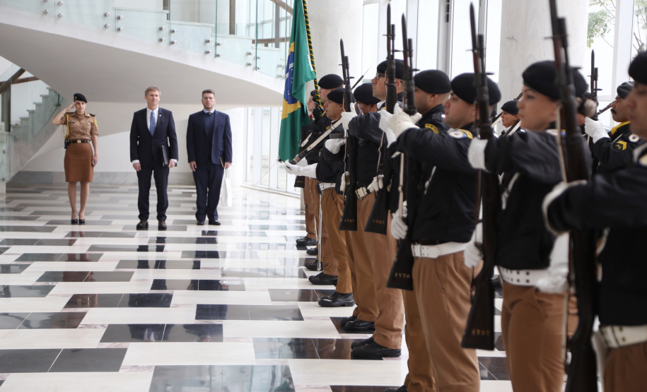 O vice-governador Darci Piana recebeu nesta quarta-feira (14), no Palácio Iguaçu, o embaixador da Nova Zelândia, Chris Langley, e reafirmou o interesse do Paraná em desenvolver projetos de cooperação nas áreas da agricultura, educação e turismo. Piana também apresentou os projetos estruturantes do Estado na área da infraestrutura, que envolvem melhorias em rodovias, ferrovias, portos e aeroportos.Foto: José Fernando Ogura/AEN