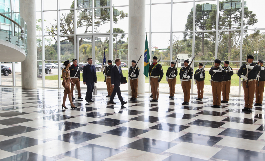 O vice-governador Darci Piana recebeu nesta quarta-feira (14), no Palácio Iguaçu, o embaixador da Nova Zelândia, Chris Langley, e reafirmou o interesse do Paraná em desenvolver projetos de cooperação nas áreas da agricultura, educação e turismo. Piana também apresentou os projetos estruturantes do Estado na área da infraestrutura, que envolvem melhorias em rodovias, ferrovias, portos e aeroportos.Foto: José Fernando Ogura/AEN