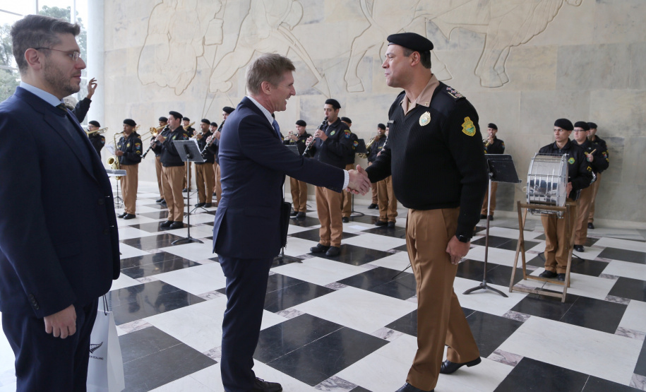 O vice-governador Darci Piana recebeu nesta quarta-feira (14), no Palácio Iguaçu, o embaixador da Nova Zelândia, Chris Langley, e reafirmou o interesse do Paraná em desenvolver projetos de cooperação nas áreas da agricultura, educação e turismo. Piana também apresentou os projetos estruturantes do Estado na área da infraestrutura, que envolvem melhorias em rodovias, ferrovias, portos e aeroportos.Foto: José Fernando Ogura/AEN