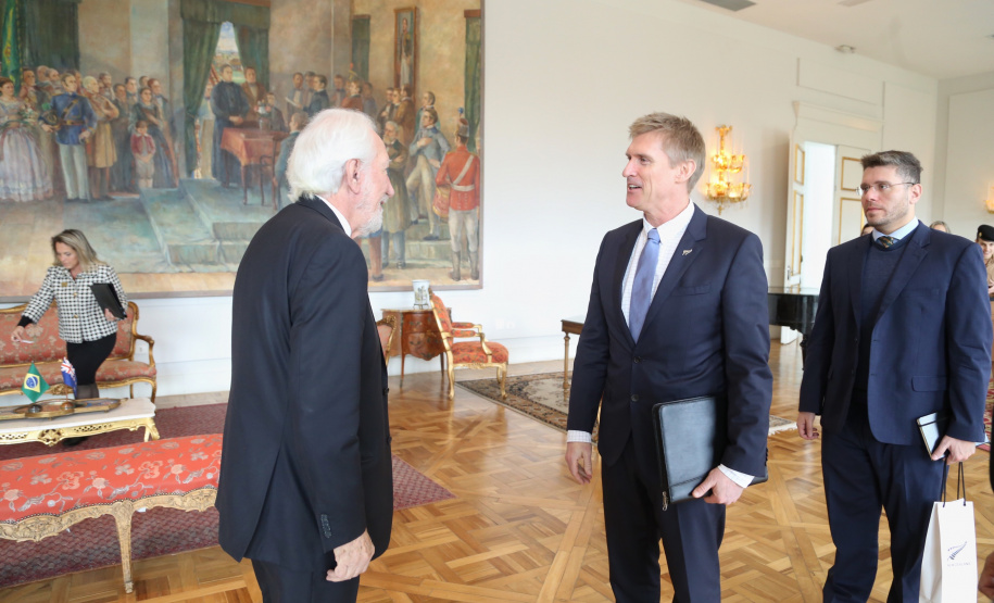 O vice-governador Darci Piana recebeu nesta quarta-feira (14), no Palácio Iguaçu, o embaixador da Nova Zelândia, Chris Langley, e reafirmou o interesse do Paraná em desenvolver projetos de cooperação nas áreas da agricultura, educação e turismo. Piana também apresentou os projetos estruturantes do Estado na área da infraestrutura, que envolvem melhorias em rodovias, ferrovias, portos e aeroportos.Foto: José Fernando Ogura/AEN