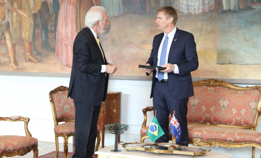 O vice-governador Darci Piana recebeu nesta quarta-feira (14), no Palácio Iguaçu, o embaixador da Nova Zelândia, Chris Langley, e reafirmou o interesse do Paraná em desenvolver projetos de cooperação nas áreas da agricultura, educação e turismo. Piana também apresentou os projetos estruturantes do Estado na área da infraestrutura, que envolvem melhorias em rodovias, ferrovias, portos e aeroportos.Foto: José Fernando Ogura/AEN