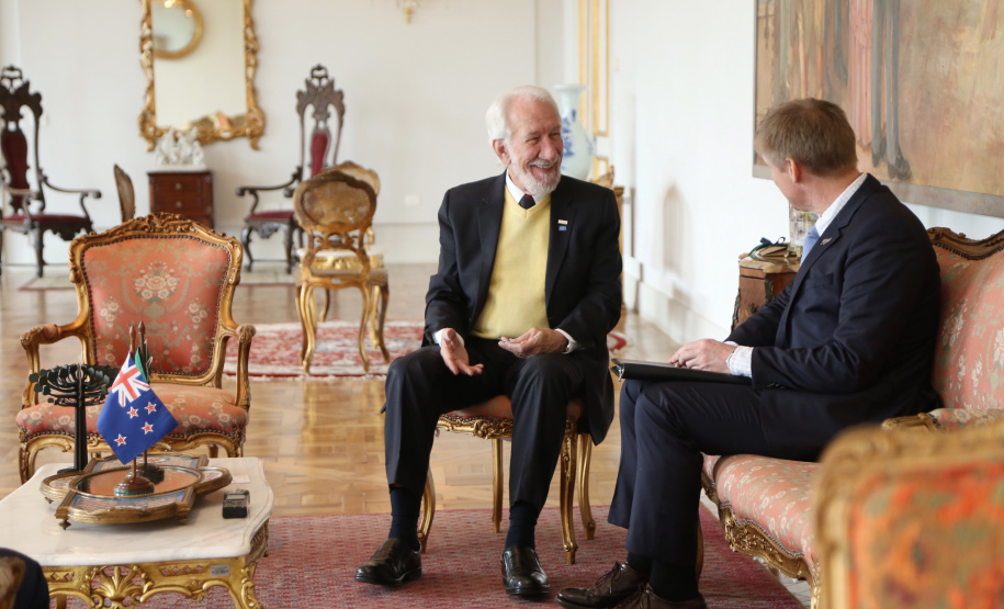 O vice-governador Darci Piana recebeu nesta quarta-feira (14), no Palácio Iguaçu, o embaixador da Nova Zelândia, Chris Langley, e reafirmou o interesse do Paraná em desenvolver projetos de cooperação nas áreas da agricultura, educação e turismo. Piana também apresentou os projetos estruturantes do Estado na área da infraestrutura, que envolvem melhorias em rodovias, ferrovias, portos e aeroportos.Foto: José Fernando Ogura/AEN