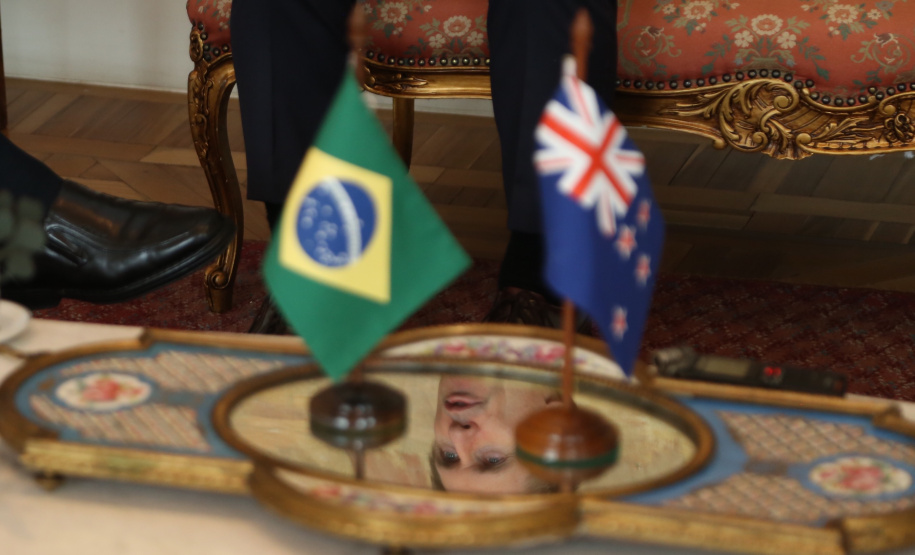 O vice-governador Darci Piana recebeu nesta quarta-feira (14), no Palácio Iguaçu, o embaixador da Nova Zelândia, Chris Langley, e reafirmou o interesse do Paraná em desenvolver projetos de cooperação nas áreas da agricultura, educação e turismo. Piana também apresentou os projetos estruturantes do Estado na área da infraestrutura, que envolvem melhorias em rodovias, ferrovias, portos e aeroportos.Foto: José Fernando Ogura/AEN