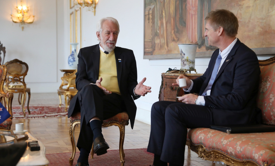 O vice-governador Darci Piana recebeu nesta quarta-feira (14), no Palácio Iguaçu, o embaixador da Nova Zelândia, Chris Langley, e reafirmou o interesse do Paraná em desenvolver projetos de cooperação nas áreas da agricultura, educação e turismo. Piana também apresentou os projetos estruturantes do Estado na área da infraestrutura, que envolvem melhorias em rodovias, ferrovias, portos e aeroportos.Foto: José Fernando Ogura/AEN